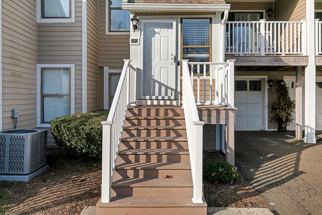 109 Peddlers Dr in Branford, CT - Building Photo - Building Photo