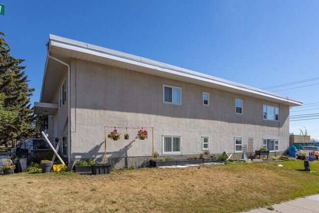 4740 Stanley Rd SW in Calgary, AB - Building Photo - Building Photo