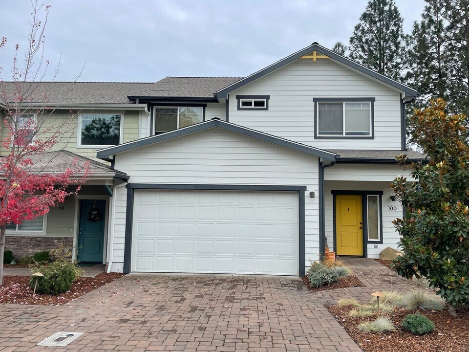 100 McCully Ln in Jacksonville, OR - Building Photo