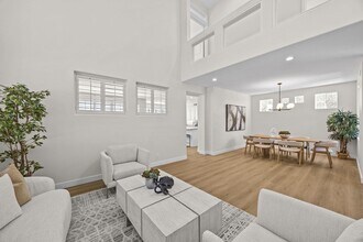 12 Calais in Newport Beach, CA - Foto de edificio - Building Photo