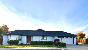 3209 Blackthorn Way in Medford, OR - Building Photo