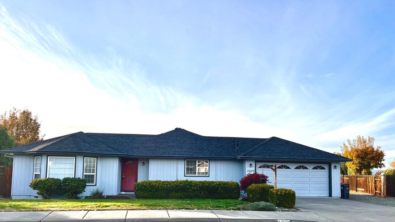 3209 Blackthorn Way in Medford, OR - Building Photo