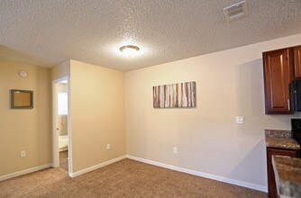 Pinetree Apartments in Tampa, FL - Building Photo - Interior Photo