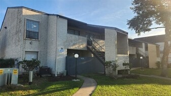 7313 Gulf Fwy, Unit 407 in Houston, TX - Building Photo