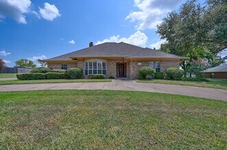 128 Douglas Dr in Bellville, TX - Building Photo - Building Photo