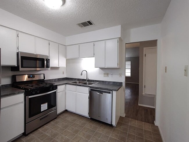 1620 W Braker Ln in Austin, TX - Building Photo - Building Photo