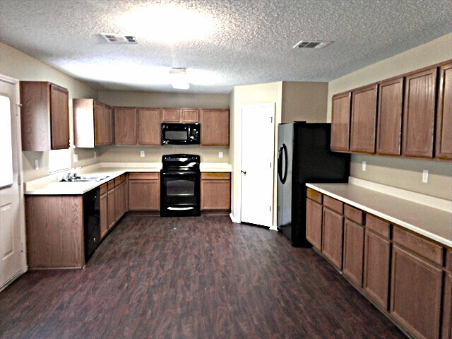 12104 Worchester Dr in Crowley, TX - Building Photo - Building Photo