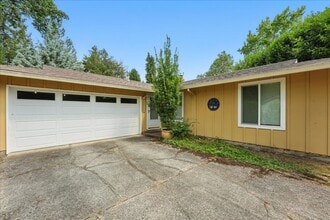 2448 Margery St in West Linn, OR - Building Photo - Building Photo
