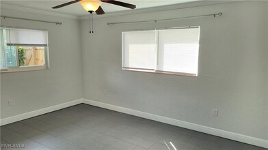 1403 Davis Dr in Ft. Myers, FL - Foto de edificio - Building Photo