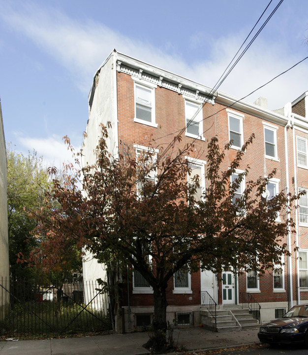 1121 Mt Vernon St in Philadelphia, PA - Building Photo