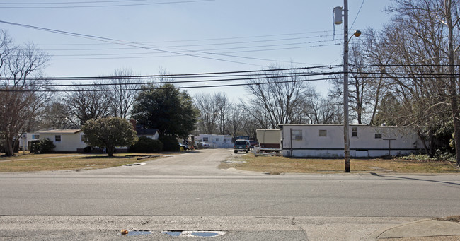 Buckroe Mobile Home Park in Hampton, VA - Foto de edificio - Building Photo