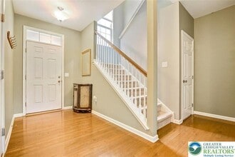 4492 Cottonwood Dr in Nazareth, PA - Foto de edificio - Building Photo