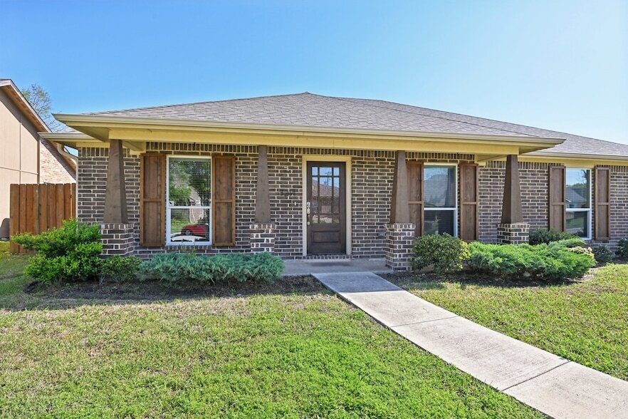 8214 Kensington Dr in Rowlett, TX - Building Photo