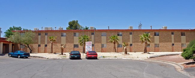 Villa Holiday Apartments in El Paso, TX - Building Photo - Building Photo