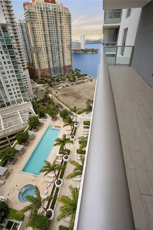 1300 Brickell Bay Dr in Miami, FL - Building Photo - Building Photo