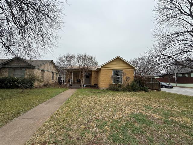 2300 Mistletoe Blvd in Fort Worth, TX - Building Photo