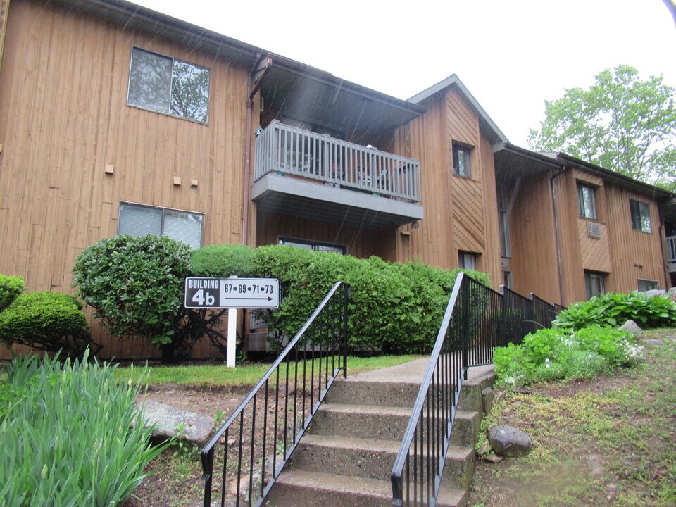 67 Riverview Dr in Bridgeport, CT - Building Photo