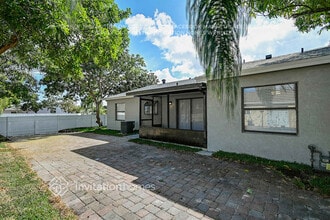 5825 Ithaca Cir W in Greenacres, FL - Foto de edificio - Building Photo