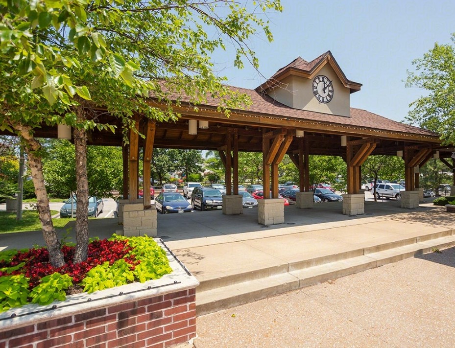 Kirkwood Station Plaza Apartments in Kirkwood, MO - Foto de edificio