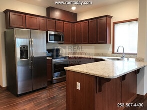 601 5th St SW-Unit -Shoemaker - 601 Unit A & Garage H in Puyallup, WA - Building Photo - Building Photo