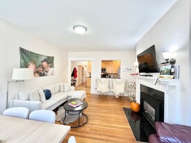 19 Saint Lukes Rd, Unit 1 in Boston, MA - Building Photo - Building Photo