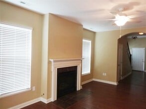 6038 Delcastle Dr in Westerville, OH - Foto de edificio - Building Photo