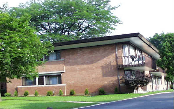 2400 Dewes Street in Glenview, IL - Building Photo - Building Photo