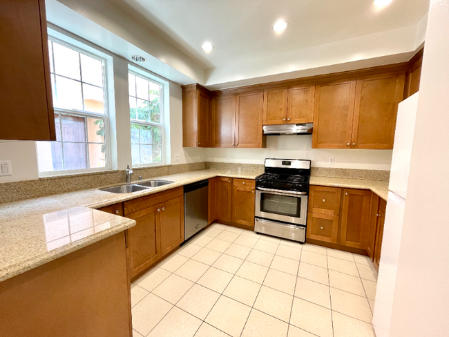 1130 E Colorado St in Glendale, CA - Building Photo - Building Photo