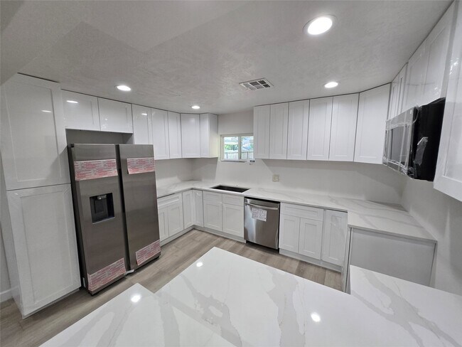 10470 Alcott Dr in Houston, TX - Building Photo - Building Photo