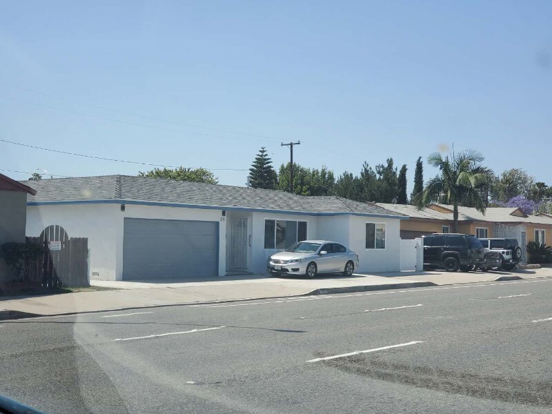 211 N Brookhurst St in Anaheim, CA - Building Photo