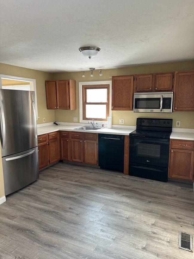 16 Ledgecrest Dr in Worcester, MA - Building Photo - Building Photo