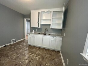 19710 Moross Rd in Detroit, MI - Foto de edificio - Building Photo