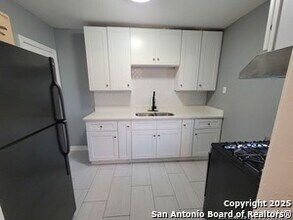 327 Bexar Dr in San Antonio, TX - Building Photo - Building Photo