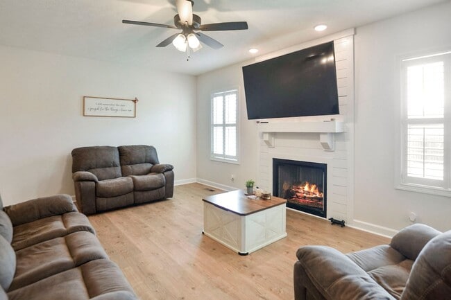 2058 Ireland Wy in Clarksville, TN - Building Photo - Building Photo