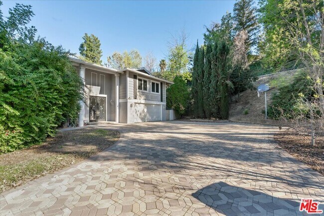 20001 Gypsy Ln in Los Angeles, CA - Building Photo - Building Photo