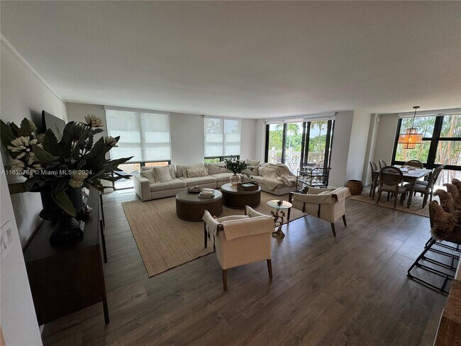 1111 Crandon Blvd in Key Biscayne, FL - Building Photo - Building Photo