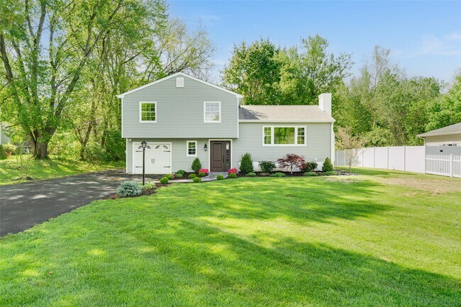5 Helen Dr in Wappingers Falls, NY - Foto de edificio - Building Photo