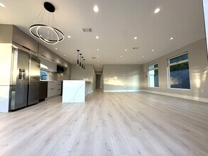 38 Paloma Ave, Unit Penthouse in Venice, CA - Foto de edificio - Building Photo