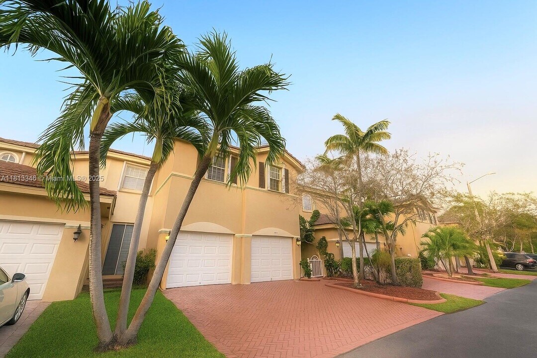 11269 NW 55th Ln in Doral, FL - Building Photo