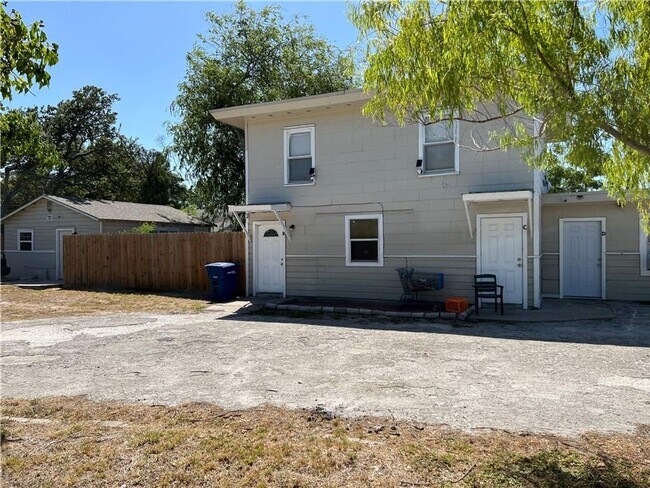 property at 902 W Lakeside Dr