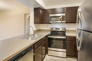 Lakeside Glen Apartments