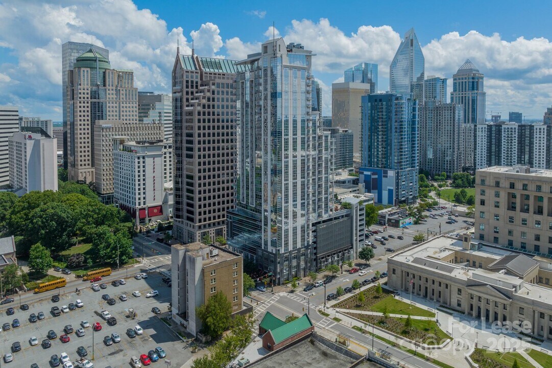 333 W Trade St in Charlotte, NC - Building Photo