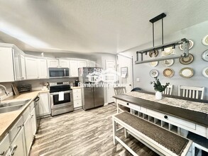 832 SW Springfield Dr in Ankeny, IA - Foto de edificio - Building Photo
