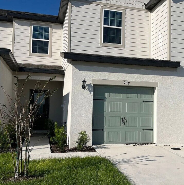 908 Poppy Ln in Dundee, FL - Building Photo