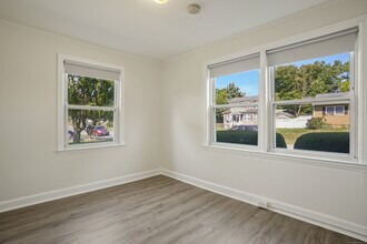 221 Hunyadi Ave in Fairfield, CT - Building Photo - Building Photo