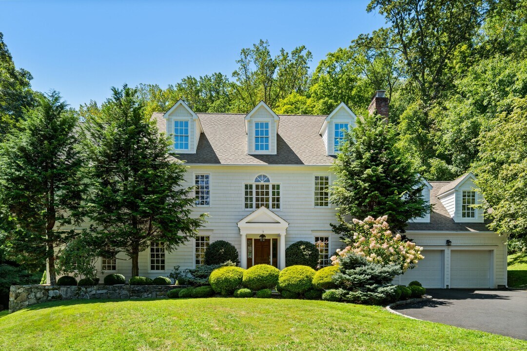 38 Davis Hill Rd in Weston, CT - Building Photo