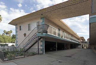 319 E Washington Ave in Escondido, CA - Foto de edificio - Building Photo