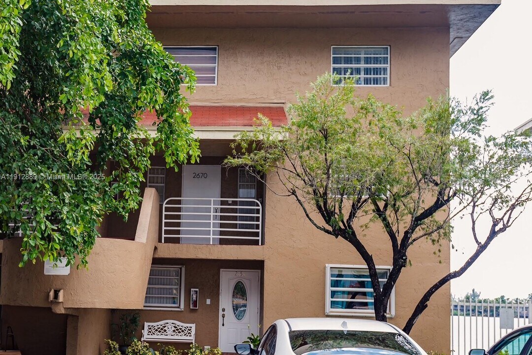 2670 W 60th St in Hialeah, FL - Building Photo