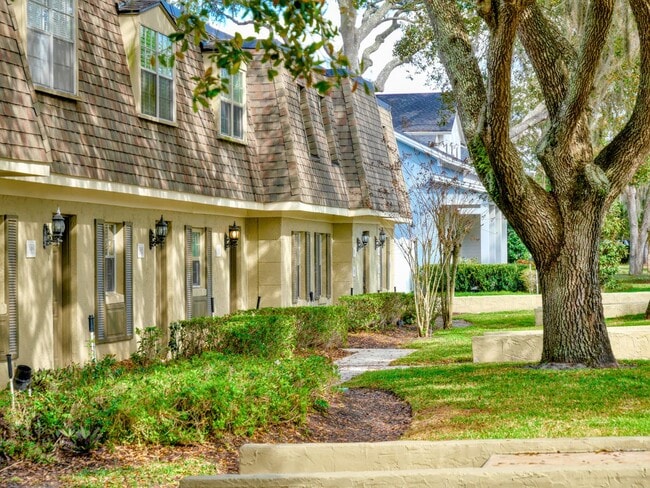 property at 1917 Woodcrest Dr