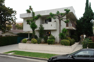 10506 Eastborne Ave in Los Angeles, CA - Building Photo - Building Photo